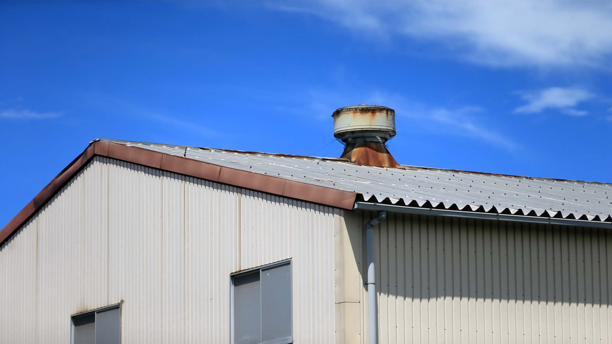 倉庫・工場によく使われる屋根材の種類