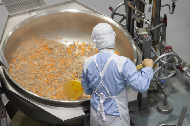 なぜ食品工場には独自の暑さ対策が必要なのか？