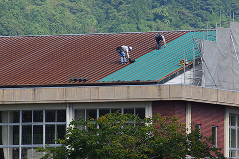 屋根修理の「カバー工法」とは？メリットや費用相場を解説