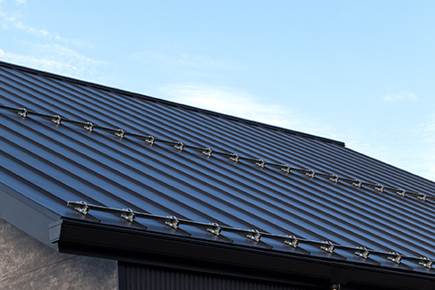 ガルバリウム鋼板とは？屋根や壁に使用するメリット・価格などを解説