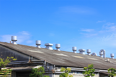 工場や倉庫の屋根、外壁に使用されている波形スレートのメンテナンス方法とは