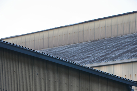 工場・倉庫の屋根に使われているスレートは2種類ある！劣化した際の改修方法も解説