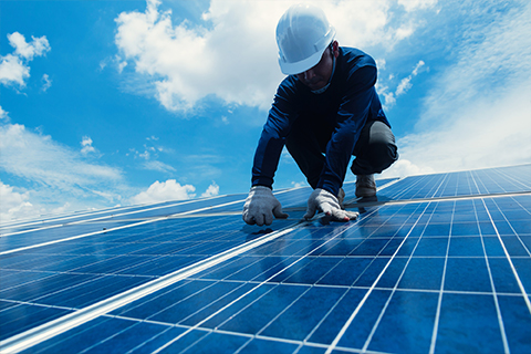 工場の屋根に太陽光発電システムを導入するメリット・デメリット3選｜導入費用や手順も