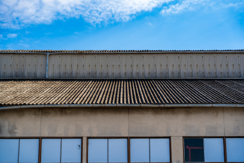 倉庫の屋根にはカバー工法がおすすめ！メリット・デメリットや費用相場を解説