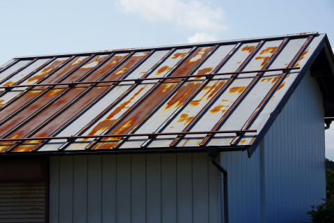 倉庫をトタン屋根にするメリットは？補修の時期や業者の選び方も解説